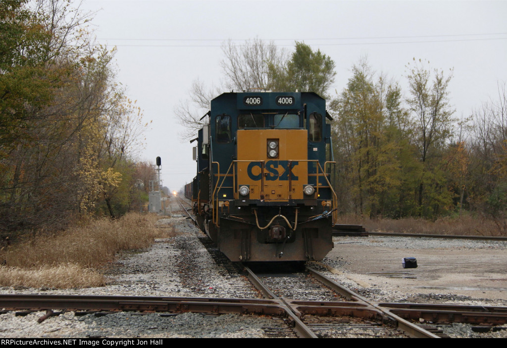 CSX 4006 & 4072 sit just south of the diamond as Q642 approaches from the south